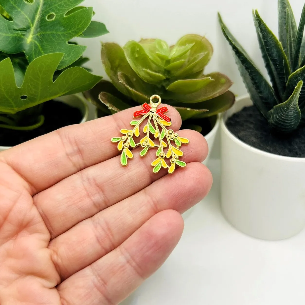 1, 4, or 20 Pieces: Enamel Christmas Mistletoe Charms